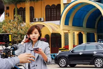 Nữ phóng viên Hàn Quốc tác nghiệp ở ga Đồng Đăng gây sốt MXH