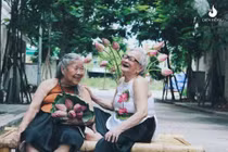 Dân mạng phát sốt với bộ ảnh hai cụ bà áo yếm bên hoa sen