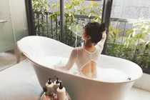 Bạn gái người hùng AFF Cup Huy Hùng khoe hình sốc hơn cả Ngọc Trinh
