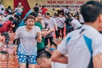 Những hình ảnh phản cảm ném bóng nước ngày chia tay tuổi học trò