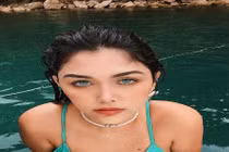 Vlogger Brazil gây kích thích MXH bằng đôi mắt xanh ma mị