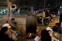 Dân chung cư “lên lửa” luộc bánh chưng, ấm lòng tình làng nghĩa xóm