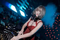 Vẻ đẹp bốc lửa của nữ DJ Ukraine đang chơi nhạc ở Hà Nội