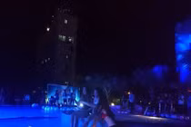 Đại tiệc bikini tổ chức ngay sau chùa Dược Sư