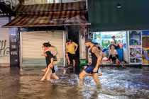 Bất ngờ mưa giông lớn, CĐM tới tấp khoe ảnh “Hà Nội phố cũng như sông“