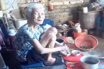 Xót lòng cụ bà 95 tuổi sống cô đơn trong nhà để xe tang