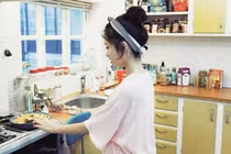 Lên mạng than bạn gái không biết nấu ăn, chàng trai bị "ném đá" ngược