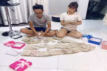 Đôi vợ chồng đếm mỏi tay vì lũ bạn thân mừng cưới toàn tiền lẻ