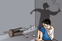 Bé 6 tuổi đáng thương bị mẹ ruột, cha dượng đánh đập dã man