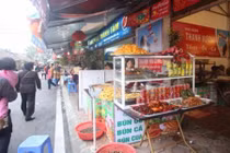 Mùng 3 Tết: Bún riêu, bún ốc vỉa hè Hà Nội tấp nập, “bình ổn giá” 