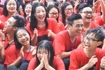 Học sinh ôm nhau khóc chia tay tuổi học trò