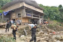 Đau đớn bới đất tìm con vì lũ quét ở Lào Cai
