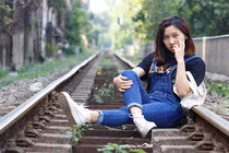 Giới trẻ Hà Nội săn ảnh cực chất ở khu đường tàu hỏa