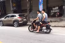 Xôn xao cầu thủ ĐTQG Việt Nam đi xe máy không đội mũ bảo hiểm