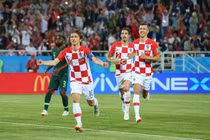  Thắng may mắn Nigeria, Croatia cho Argentina ngửi khói