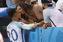 Thất bại tại Euro 2016, sao tuyển Anh được mỹ nhân an ủi 