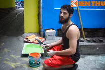 Soái ca râu xồm người Mỹ “tân trang” ngõ phố cổ Hà Nội