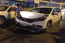 Xe Ranger chạy ngược chiều gây tai nạn liên hoàn ở Hà Nội