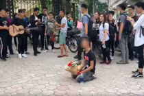 Tỏ tình kiểu bất chấp, chàng thanh niên nhận trái đắng từ cô bạn gái