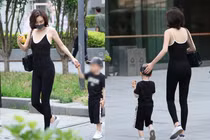 Diện đồ bõ chén đón con, bà mẹ trẻ gây xôn xao