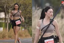 Hot girl chạy bộ cosplay Lara Croft "chất ngất" trên đường đua