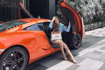 Lộ diện hot girl "chất chơi" choáng đến mức mỗi ngày thay 1 siêu xe