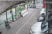Ôtô đi ngược chiều với tốc độ cao tại Hà Nội