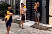 Chết cười với khoảnh khắc 3 ông bố trông con "tám chuyện" gây bão