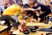 Không “bo” cho tiếp viên nữ, 2 khách nam nhận “cái kết đắng”