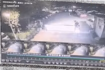 Video: Ôtô phóng nhanh đâm xuyên rào chắn rồi lật nhào