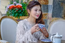Bà mẹ U50 trẻ đẹp, sống sung sướng nổi tiếng trên báo Tây