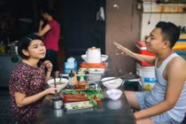 Tiện đi ăn sáng, cặp đôi bá đạo chụp luôn bộ ảnh cưới