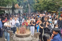 Hàng vạn người dân đổ về Đền Hùng dâng hương trong ngày đầu nghỉ lễ