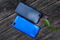 Ảnh thực tế Realme C2 với mặt lưng hiệu ứng kim cương