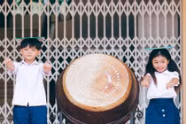 Cả thanh xuân trở về theo bộ ảnh hai học sinh tiểu học Hà Nội