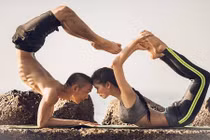Bộ ảnh vợ chồng Việt tập Yoga trên bờ biển cực chất