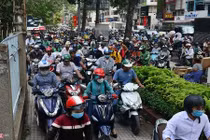 Xe cộ xếp hàng dài nhiều km ở tuyến đường trung tâm Sài Gòn