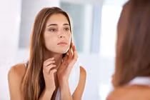 Mùa dịch ở nhà cả ngày tại sao da vẫn đen sạm?