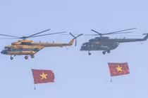 Trực thăng Mi mang Quốc kỳ và chiến đấu cơ Su-30 hợp luyện trên bầu trời Hà Nội