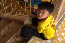 Video: Nam sinh "fan cứng" Công Phượng, ăn ngấu nghiến nắm cơm trắng 