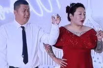 Dân tình xôn xao khi cô dâu chống nạnh, nâng ly uống cạn cùng khách mời