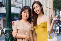 Hoa hậu Mỹ Linh dạo phố cùng mẹ, nhan sắc có lép vế?