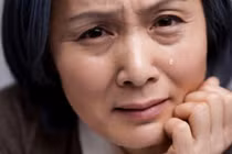 Nhiều lần thấy mẹ chồng khóc thầm tôi thương mà bất lực