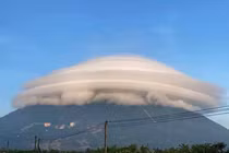 Bất ngờ sự thật đám mây như UFO bao quanh đỉnh núi Bà Đen 