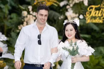 Bi hài chuyện diễn viên 'lùn' nhất showbiz lấy chồng Tây