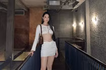 Người mẫu Phạm Anh Thư diện áo croptop hững hờ