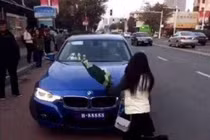 Nguyên nhân cô gái ôm hoa quỳ trước đầu xe BMW