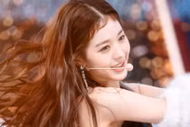 Nữ ca sĩ 18 tuổi hát nhép, được o bế vì nhan sắc búp bê