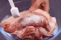 Rã đông thịt dùng nước nóng là sai, cần thêm 2 gia vị này