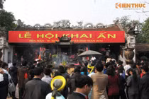 Dòng người nườm nượp đổ về đền Trần trước giờ khai ấn
